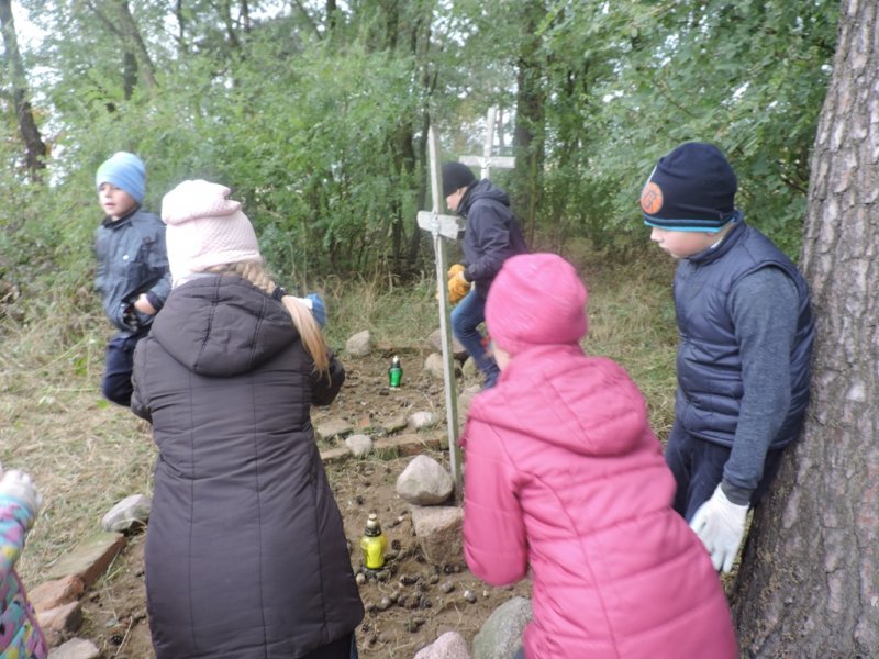 Sprzątanie grobów w Melanowie